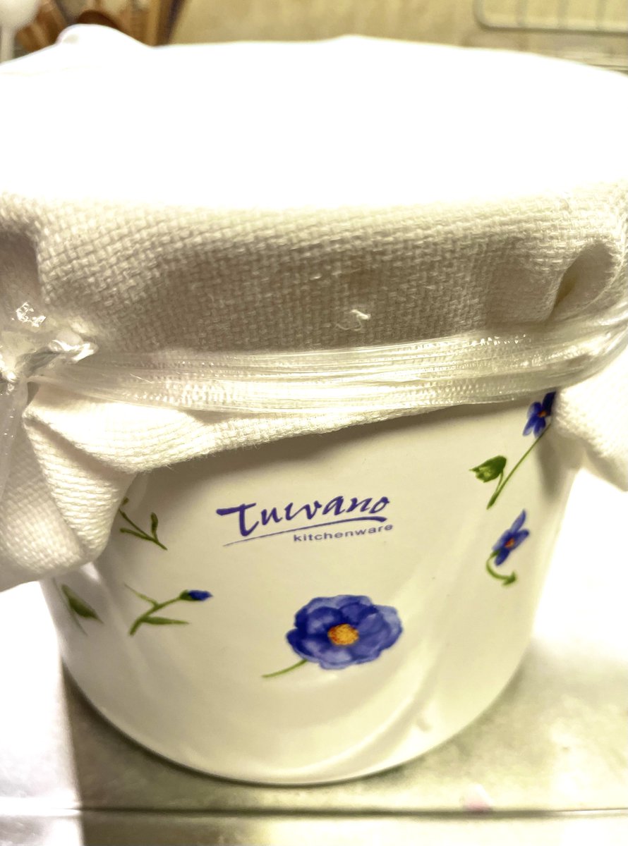 ttcookingstudio's tweet photo. 梅漬けに赤紫蘇投入。あとは土用を待つだけ。
鶏ハムや酢玉葱、納豆麹など仕込みも頑張って疲れ気味で昼ごはん。
玉蜀黍ごはん、焼きピーマンの味噌汁、穴子の蒲焼、ワカメと胡瓜の酢の物、辣韮甘酢漬けなど。

食べて気力体力回復❤️‍🩹
今日も美味しかった🎶

#T&amp;Tクッキングスタジオ #養生ごはん https://t.co/JZrxqaj560