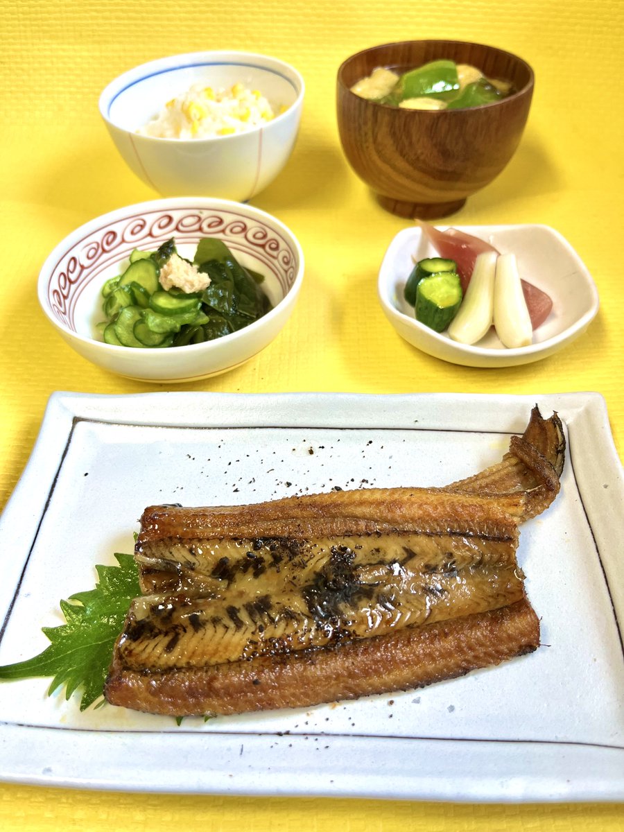 ttcookingstudio's tweet photo. 梅漬けに赤紫蘇投入。あとは土用を待つだけ。
鶏ハムや酢玉葱、納豆麹など仕込みも頑張って疲れ気味で昼ごはん。
玉蜀黍ごはん、焼きピーマンの味噌汁、穴子の蒲焼、ワカメと胡瓜の酢の物、辣韮甘酢漬けなど。

食べて気力体力回復❤️‍🩹
今日も美味しかった🎶

#T&amp;Tクッキングスタジオ #養生ごはん https://t.co/JZrxqaj560