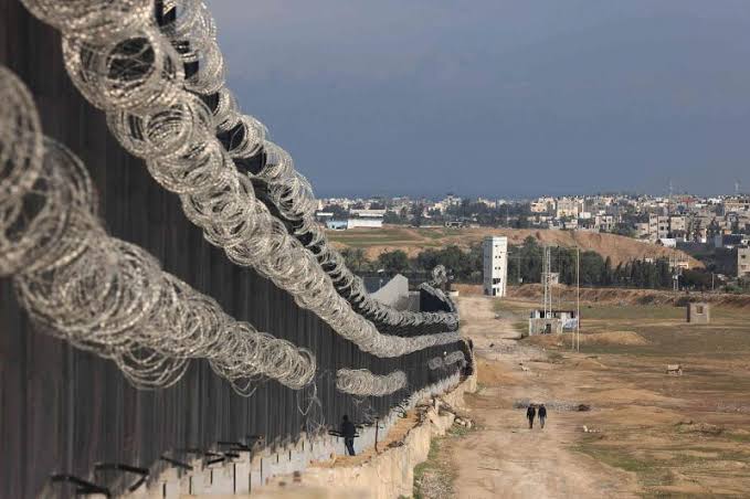 baracenler's tweet photo. This is the wall Egypt has built to make sure no Palestinian makes it to their land. Its worse than Trump's ffs 😭😭 https://t.co/kXqcVBLILH