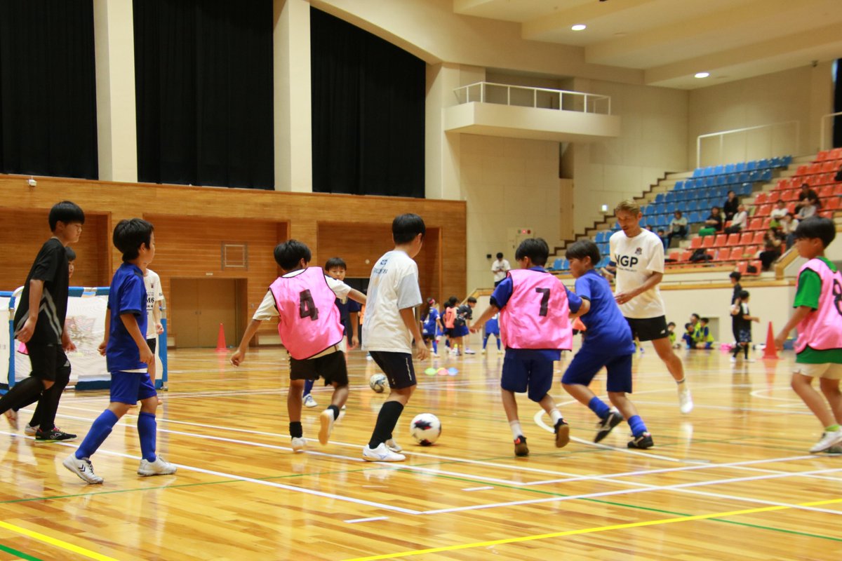Shima_Hashizume's tweet photo. 元日本代表の ＃丹羽大輝 選手が代表を務めるNIWA GOAL PROJECT様、FC.ISE-SHIMA様よりミニサッカーゴール4セットをご寄贈いただきました。サッカークリニックも開催！未来を担う子ども達のために多大なるご支援を賜りましたこと、心より感謝申し上げます。#NIWAGOALPROJECT #fciseshima #志摩市 https://t.co/nFOeRzfkPy