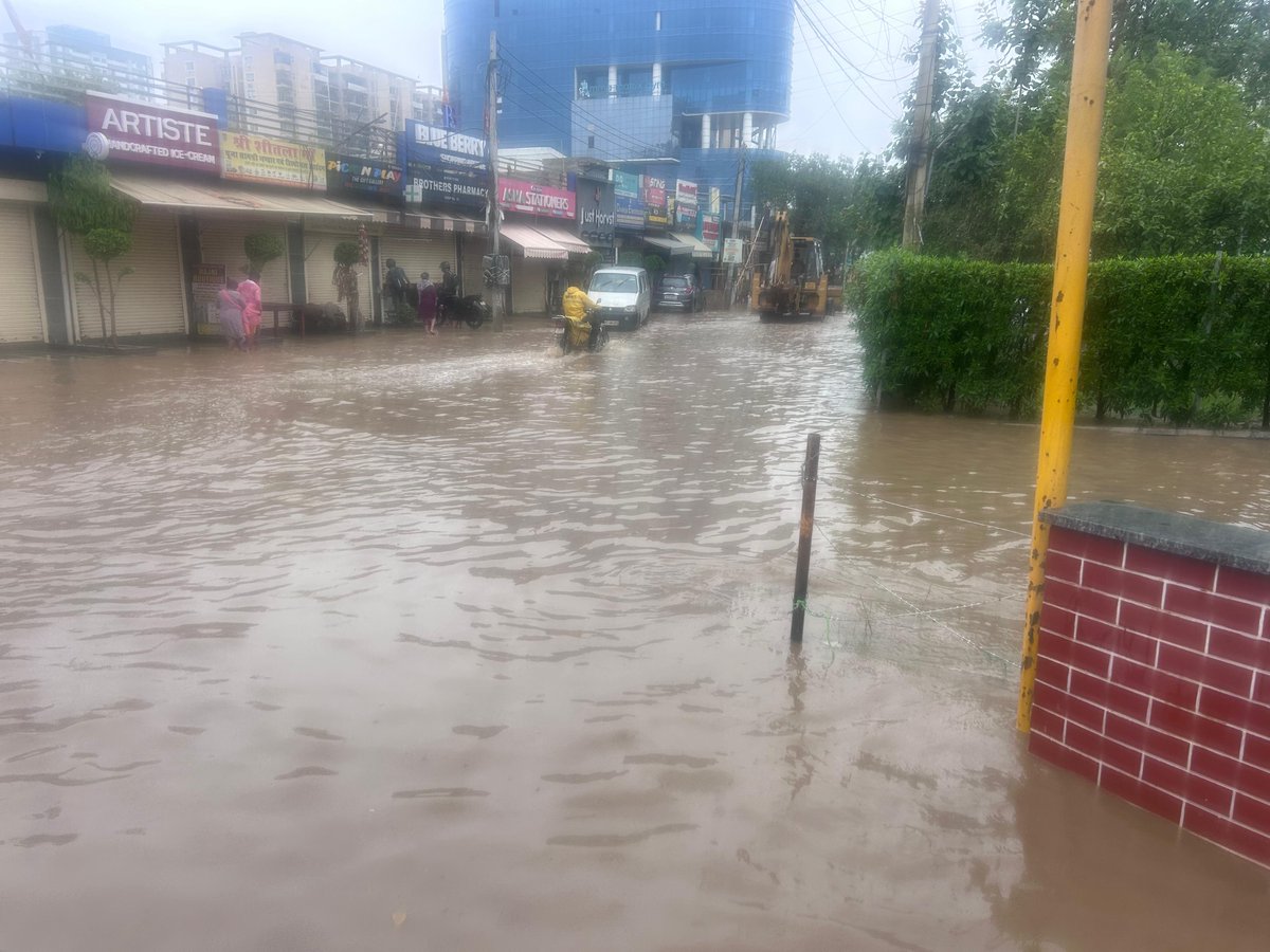 ASpaceB's tweet photo. @gurgaonpolice @OfficialGMDA @gurgaon_live @TOIGurgaon @NewsGurgaon @cmohry @DC_Gurugram @ZaildarMukesh @TheGurugramNews @SunilYadavRao @HTGurgaon Near my residence Tulip Ivory, Sector 70 Gurgaon...Water has been logged from last 2 days...reached out to Traffic Police no action..told to reach GMDA..registered complained with them since yesterday..talked to their  two engineers but nothing is happening..it goes to deaf hears....people are suffering nobody is coming forward to fix it...pathetic situation and no one is responsible for it ...this has been long term problem but atleast fix for now then look for permanent solution.