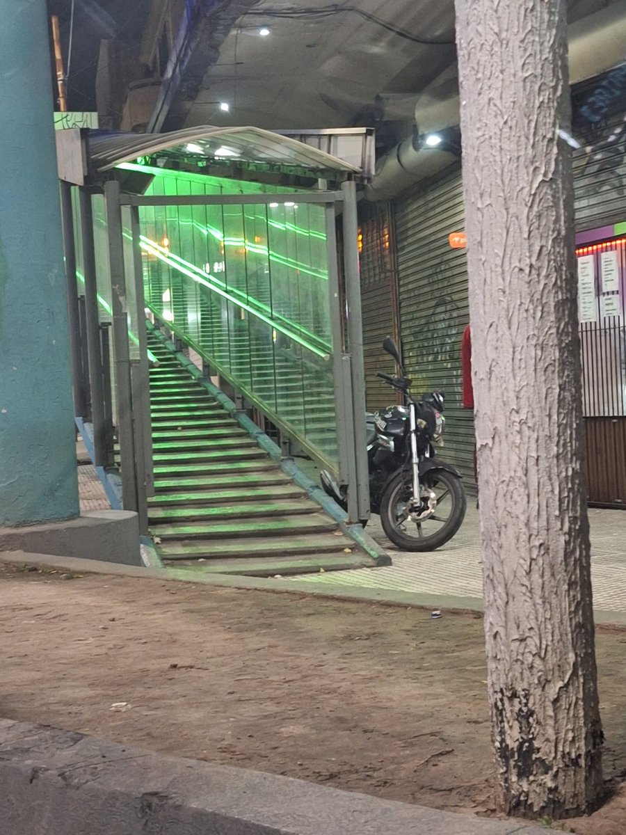 balcanizada's tweet photo. Está este perro en la bajada de Puente Pueyrredón. A la vuelta del Bingo de Avellenada. Maipú y Belgrano. Alguien que le dé un techo🙏🏼 https://t.co/GnKi1AGsOV