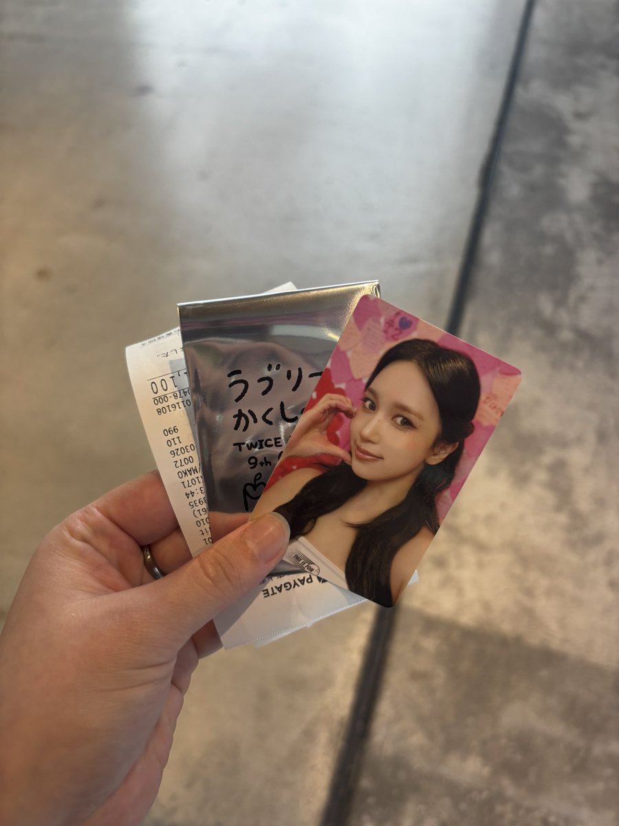 2yu_tw's tweet photo. TWICE POPUP ラブリーのかくしべや
1万円特典交換

譲)  ミナ
求)  ツウィ
  
現在渋谷に居ます！
本日交換or都内手渡し希望です🙇 https://t.co/iomj38Q8RX