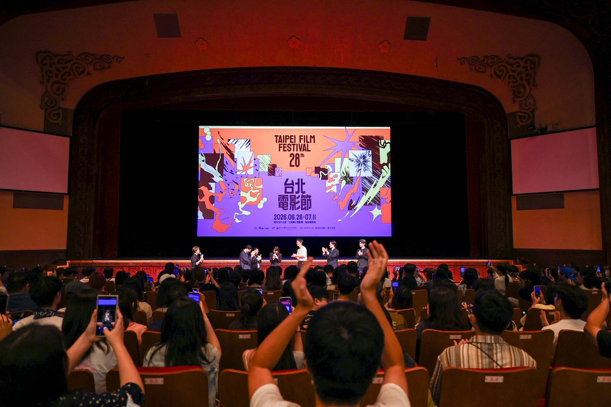 sinsinmovie's tweet photo. 【🐭イベントレポ in #台北映画祭 · · • • ✍️2⃣】

映画『#シンシンアンドザマウス』
7月4日(土)台北映画祭での公式上映後
Q&Aが行われ、 #岸井ゆきの さん #ツェン・ジンホア さん、#藤原季節 さん、#真壁幸紀 監督、#阿部豪 プロデューサーが登壇🐀˖*

冒頭に岸井さんが流暢な中国語で観客に挨拶すると、満席の会場かは大盛り上がりとなりました👏

以下、Q&Aのレポートとなります📝

本作の着想について💬
🐁真壁監督
「#吉本ばなな さんの原作を読んだ時、主人公たちが出会う舞台・台北に強く惹かれた。以前から台湾が好きだったこともあり、ぜひ映画化したいと思った。」

出演を決めた理由💬
🐁 ジンホアさん
「異なる文化や言葉を持つ二人が、一日の中で心を通わせていく物語に惹かれた。短時間で変化する繊細な感情の演技にも挑戦したかった。日本のスタッフの皆さんの段取りやチームワークに安心感があり、その経験は今でも大切な思い出。」

日本と台湾の観客の反応の違い💬
🐁藤原さん
「ジンホアさん演じる、シンシンの登場では台湾のお客さんの反応が特に熱く、重要なシーンでは皆さん作品に深く入り込んでいるのが印象的。」

登場人物は家族を失った悲しみを乗り越えられた？💬
🐁真壁監督
「観客一人ひとりがそれぞれの解釈を持っていいと思う。悲しみは簡単に消えるものではない。皆さんが感じ取った答えはどれ も間違っていないはず。」

ちづみとシンシンの関係について💬
🐁 ジンホアさん
「二人とも悲しみを抱えている。異なる文化の中で出会った二人が急速に惹かれ合うように見えても、役の心情としてはとても自然な流れだと思う」

🐁 岸井さん
「友人同士のつながりがあったからこそ心を開けたのだと思う。でも現実の私だったら、同じ状況ではなかなか難しいですね（笑）」

とたくさんの質問に答え、会場は大盛況でした🌷

#シンシン映画 公開劇場一覧🎬
https://t.co/RclbHdpTjO