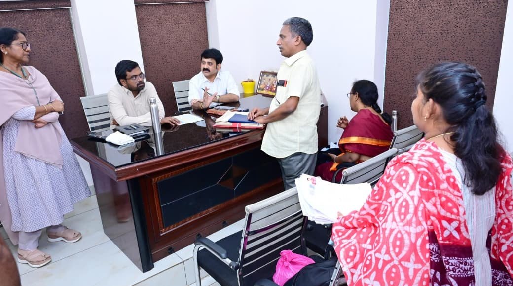 krishnadgoap's tweet photo. కలెక్టర్ గారు గన్నవరం అసెంబ్లీ నియోజకవర్గంలోని విజయవాడ రూరల్ మండలం రామవరప్పాడు గ్రామ పంచాయతీ కార్యాలయాన్ని సందర్శించి , ఎన్యూమరేషన్ ఫారాల డిజిటైజేషన్ ప్రక్రియను పరిశీలించారు . ( 2 / 2 ) #KrishnaDistrict #ECI #CEOAndhra #SIRAP https://t.co/9olS0zuGZk