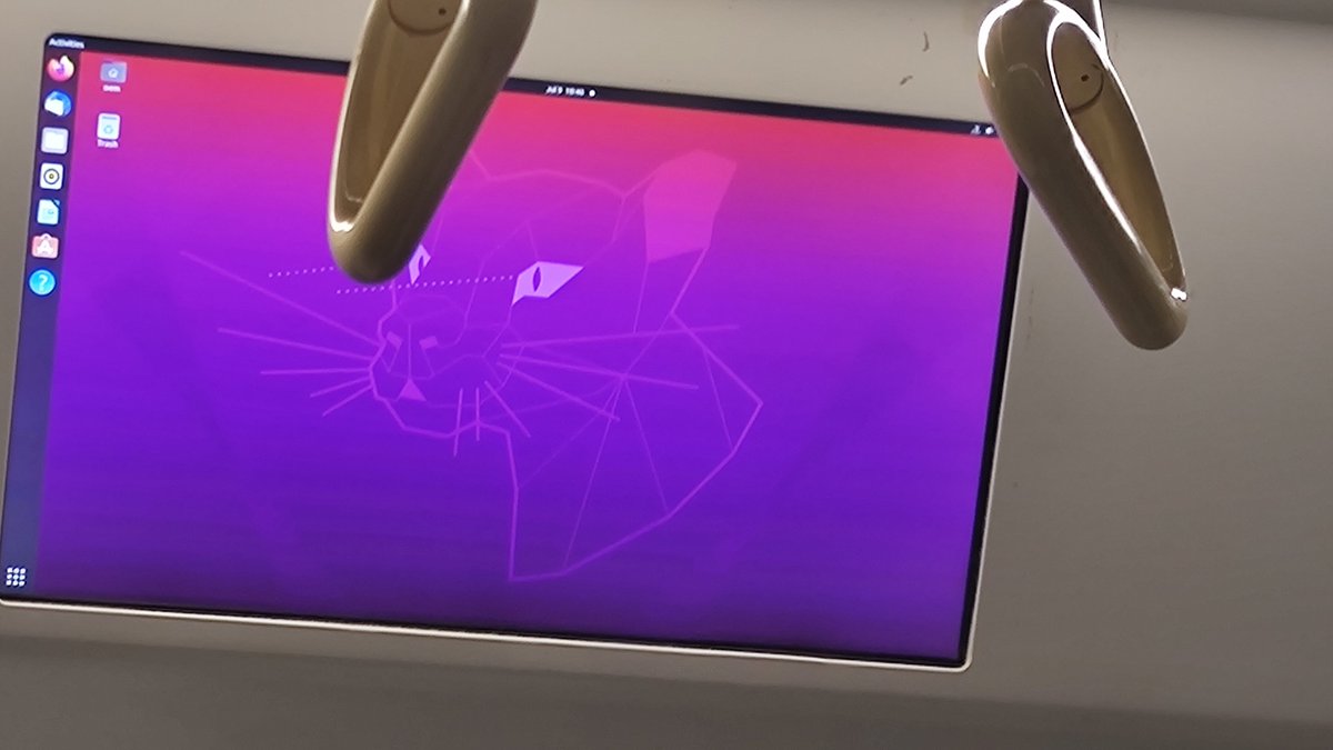 _ninet33n_'s tweet photo. aqua line uses ubuntu for its display screens 😭 https://t.co/WOnlxxTeGL