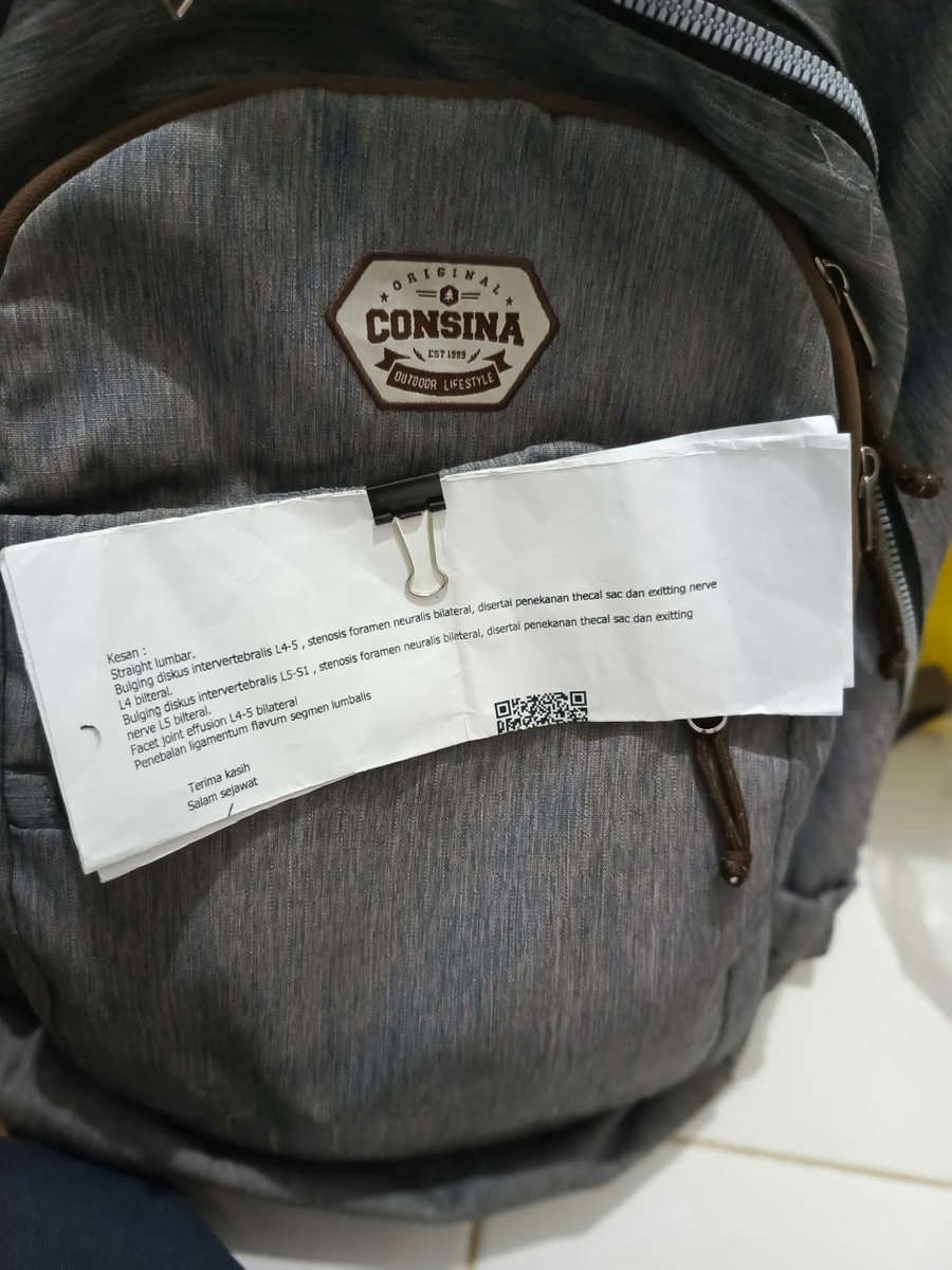 resahnegeri's tweet photo. Hallo, pengguna X Kalau berangkat dan pulang kerja ketemu saya dengan kertas hasil mri di jepit di tas, itu saya.. Maaf ya.. Bukan maksud mau pamer hasil mri atau biar apa gitu. Saya penderita saraf kejepit. Dan, saya kepaksa banget harus jepit kertas kayak gitu di tas. Karena, dari luar saya keliatan baik2 aja. Tapi didalem, subhanallah sakit+nyeri banget... Tujuannya kalau ada yang minta bangku,jd tau tanpa dijelaskan

Karena, ada ibuk hamil yang minta bangku ke saya. Dan saya sudah bilang "maaf, gak bisa kasih. Saya lagi saraf kejepit" Dan respon nya seperti gak percaya saya sakit saraf kejepit.. Dia hanya liatin saya aja, dan gak mau cari lagi bangku lain. Dan kejadian juga ada ibuk2 minta bangku buat anak nya, saya jelaskan kayak tadi.. Dia cuman oh.. Sambil liatin saya aja haha dan minta tolong kesaya buat bangunin mba2 disebelah saya. Kan bisa ya dia bangunin sendiri heh

Udah ajuin isi form buat bikin pin disabilitas, tapi belum jadi juga. Karena krg surat keterangan saya sakit saraf kejepit dari RS. Saya udah minta, katanya gak bisa keluarin. Dan pihak KAI juga udah email saya, dan saya balas, kalau tidak ada atau tidak dapat surat keterangan saya sakit saraf kejepit gimana. Blm ada balasan,saya jg kepaksa pasang hasil mri seperti itu. Lalu gimana, saya juga bingung hehe. Saraf kejepit butuh waktu untuk penyembuhan dan waktunya gak sebentar.

ulis seperti ini cuman mau kasih tau aja hehe. , takut banget di julidin atau di foto (pd banget saya hehe) pas lagi tidur. Gak ada maksud apa2 pasang hasil mri seperti itu. Dan ada faedahnya juga pasang seperti itu. Dengkul saya udah gak di teken lagi hehe. Mungkin baca dan cari tau. Sekian itu aja, maaf sekali lagi buat bumil, lansia, atau ibuk bawa anak gak bisa kasih bangku saya☺🥲

cc : sspro01