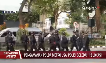 karirfess's tweet photo. Gak kebayang sengeri apa kasus ini sebenarnya..🫣

Penggeledahan di 12 lokasi sekaligus dan pengamanan super ketat di Polda Metro Jaya menunjukkan bahwa kasus ini bukan korupsi biasa. Ini sinyal ada pihak-pihak berpengaruh yang terlibat.

Kenapa ini penting?
- Skala penggeledahan seluas ini jarang terjadi kecuali kasusnya melibatkan jaringan besar, uang ratusan miliar, dan kemungkinan aktor-aktor kunci di birokrasi atau swasta.  
- Pengamanan ketat menandakan kekhawatiran akan upaya perlawanan, penghilangan barang bukti, atau bahkan gangguan keamanan.