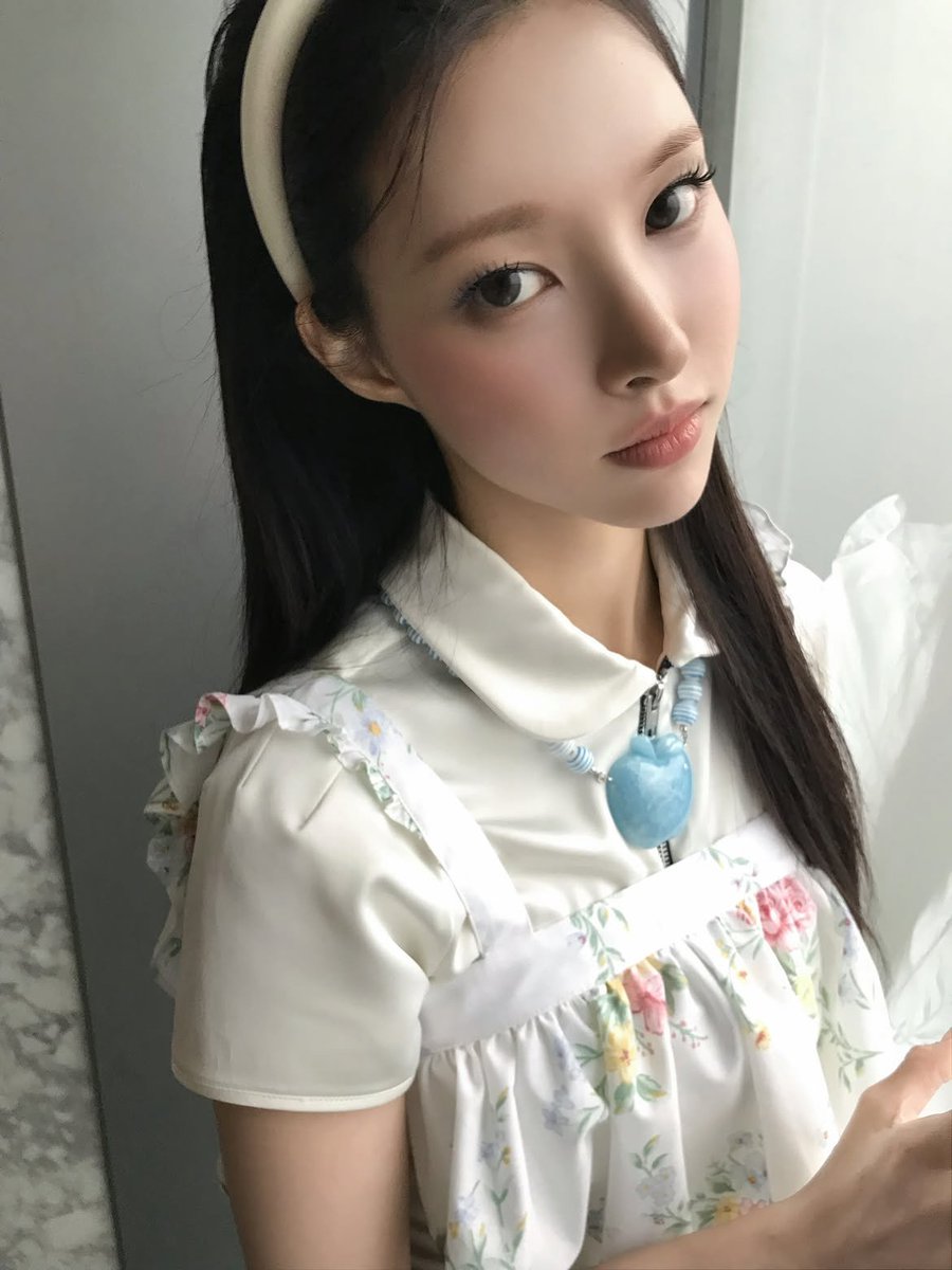 theillitnews_'s tweet photo. YUNAH looks so pretty in her newly shared photos on Instagram!

#ILLIT #아일릿 #YUNAH #윤아 https://t.co/UjmjPiwepq