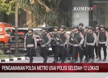 karirfess's tweet photo. Gak kebayang sengeri apa kasus ini sebenarnya..🫣

Penggeledahan di 12 lokasi sekaligus dan pengamanan super ketat di Polda Metro Jaya menunjukkan bahwa kasus ini bukan korupsi biasa. Ini sinyal ada pihak-pihak berpengaruh yang terlibat.

Kenapa ini penting?
- Skala penggeledahan seluas ini jarang terjadi kecuali kasusnya melibatkan jaringan besar, uang ratusan miliar, dan kemungkinan aktor-aktor kunci di birokrasi atau swasta.  
- Pengamanan ketat menandakan kekhawatiran akan upaya perlawanan, penghilangan barang bukti, atau bahkan gangguan keamanan.