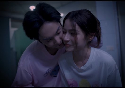 noppo_mm's tweet photo. น่ารัก ที่สุด ที่สุด ที่สุด เลยว่ะ เขินมากกกกกกกก ใกล้มากกกก นุบนิบหัวใจมาก 😳

#COPPERdechawat #primiily #BUS_รักมักยาก_MV https://t.co/pqU7WhOR7n