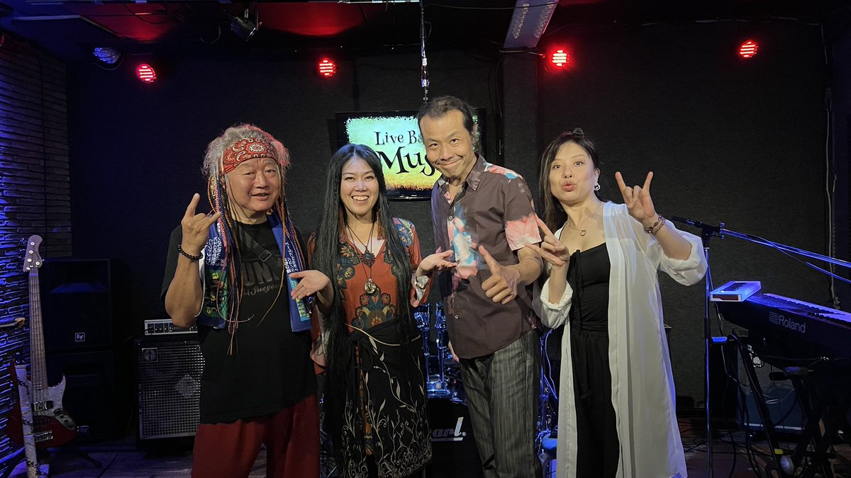 akara_JunErika's tweet photo. す•え•よ•し2アルバムレコ発ツアー7日め、新潟Live Bar Mush終了！本当にありがとうございました！
二胡もしっかり客席に届けていただき、歌いやすく最高に演りやすかった🙏✨

本日は栃木市いとう整体院。
開場 19:00/開演 19:30
お仕事帰りの方々もぜひ！

お申込はフライヤーのQRコードから♫ https://t.co/Ksybqj3HhP