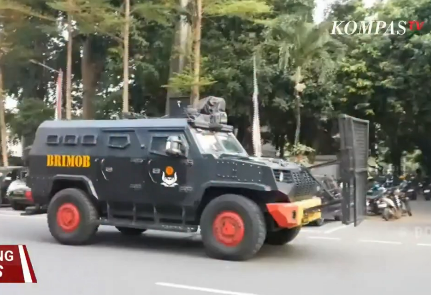 karirfess's tweet photo. Gak kebayang sengeri apa kasus ini sebenarnya..🫣

Penggeledahan di 12 lokasi sekaligus dan pengamanan super ketat di Polda Metro Jaya menunjukkan bahwa kasus ini bukan korupsi biasa. Ini sinyal ada pihak-pihak berpengaruh yang terlibat.

Kenapa ini penting?
- Skala penggeledahan seluas ini jarang terjadi kecuali kasusnya melibatkan jaringan besar, uang ratusan miliar, dan kemungkinan aktor-aktor kunci di birokrasi atau swasta.  
- Pengamanan ketat menandakan kekhawatiran akan upaya perlawanan, penghilangan barang bukti, atau bahkan gangguan keamanan.