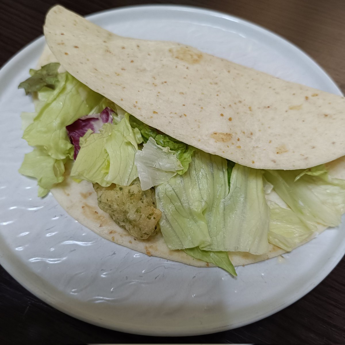 zoki_chan's tweet photo. お昼ご飯食べ損ね💦
適当にトルティーヤサラダサンド！子どもが帰ってくる前に食べなきゃ💦 https://t.co/3GOa043SAY
