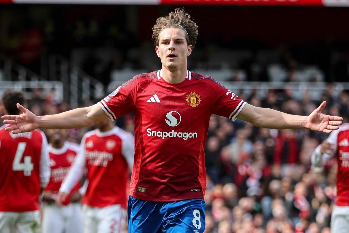 ManUtdInPidgin's tweet photo. Manchester United still dey pursue at least one more midfielder this summer, even after the Ederson and Andrey Santos signing.

Bournemouth midfielder Alex Scott dey high on United transfer shortlist. https://t.co/H32m1O04yF