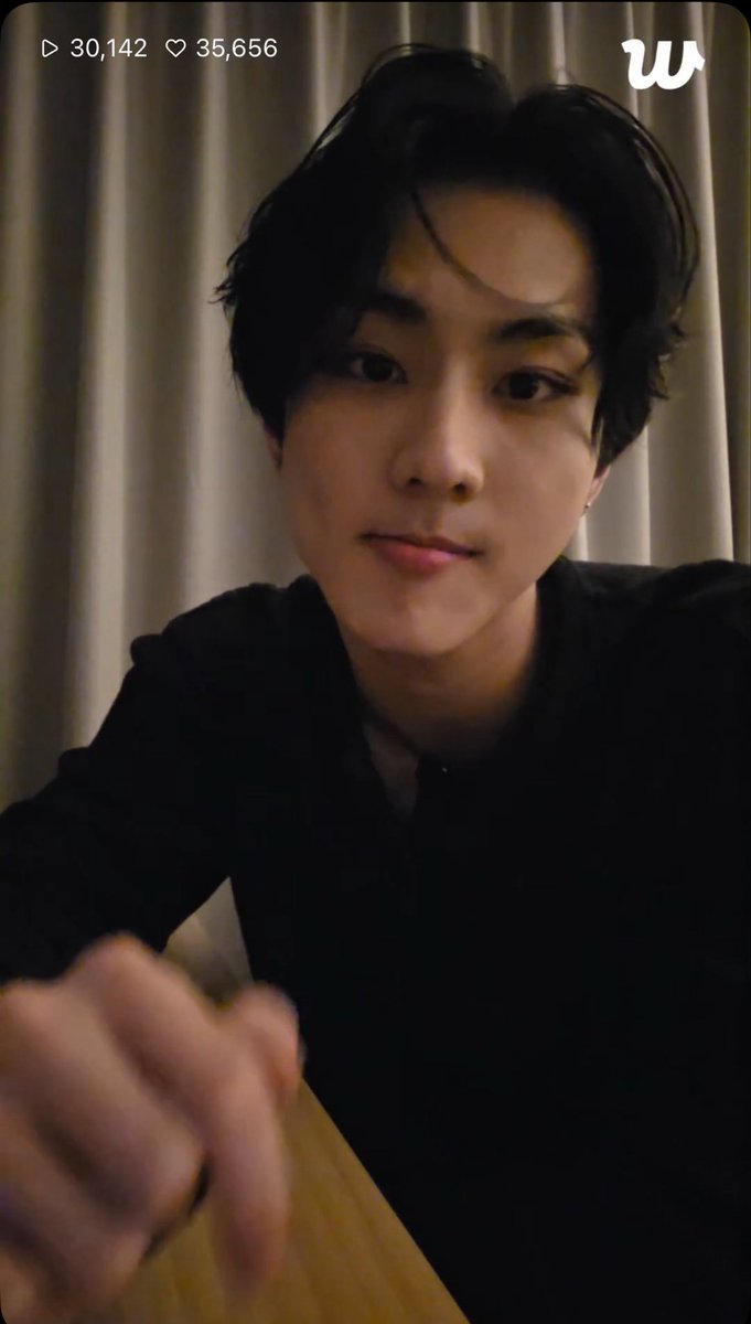 ensunmoon's tweet photo. HOW IS HE SO HANDSOME https://t.co/9RkBN6OGeJ