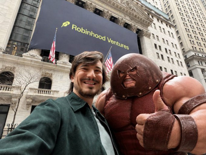 BTCKiK's tweet photo. 到这里，其实 Robinhood Chain 接下来该玩什么已经非常明确了：RWA 和 Meme，但方向明确，不代表什么币都能冲，昨天那波行情反而帮我筛掉了一大批项目。连这种级别的情绪和流动性外溢都接不住，项目方自己也不配合拉盘，昨天5M 都站不上去的项目，基本可以直接清仓拉黑了，

熊市里先看庄，再看叙事，最后才看性价比，现在还在拿市值低不低，空间大不大作为第一判断标准，我觉得顺序完全反了，

没有资金维护，没有人主动控盘，没有能力在情绪来的时候配合把价格推上去，再好的叙事有什么用？你觉得 500K很便宜，它可以跌到 50K，你觉得 50K 有性价比，它可以直接归零

反过来，一个真正有庄的币，只要它能活下来，能持续维持价格结构，叙事后面可以补，市场注意力也可以等，

熊市里为什么优先看庄，因为流动性枯竭的时候，没有那种傻钱，热钱给你随便抬轿子，说白了现在还在一级存活下去赚到钱的都是人精，链上每天就那么点钱，所有项目都在抢同一批玩家，一个币没有持续资金维护，稍微有点获利盘，价格结构马上就会塌，没有庄去托底，你再好的叙事也不可能做起来，

为什么最后才是性价比，因为所谓性价比，是最容易掉进去的陷阱

如果永远把性价比放在第一位，那你可能会错过很多大机会，4M的现金猫在那里横盘吸筹了几天，第一天主网上线整条链就没几个人玩冲到8M  你觉得这是P小将行为？

你要明白低市值不等于低估，跌得多也不等于便宜，否则所谓性价比，本质上只是拿一个越来越低的市值，去安慰自己买得越来越便宜，

所以这三个顺序不能反

第一看庄，因为庄决定生死

第二看叙事，叙事决定资金能不能扩散，以及市场注意力

第三才看你所谓的性价比，因为性价比只有建立在这个币能活下来和有人愿意做庄的基础上才成立

如果一和二成立，第三可以完全忽略，很多时候错过大金都是因为一上来就优先看第三条