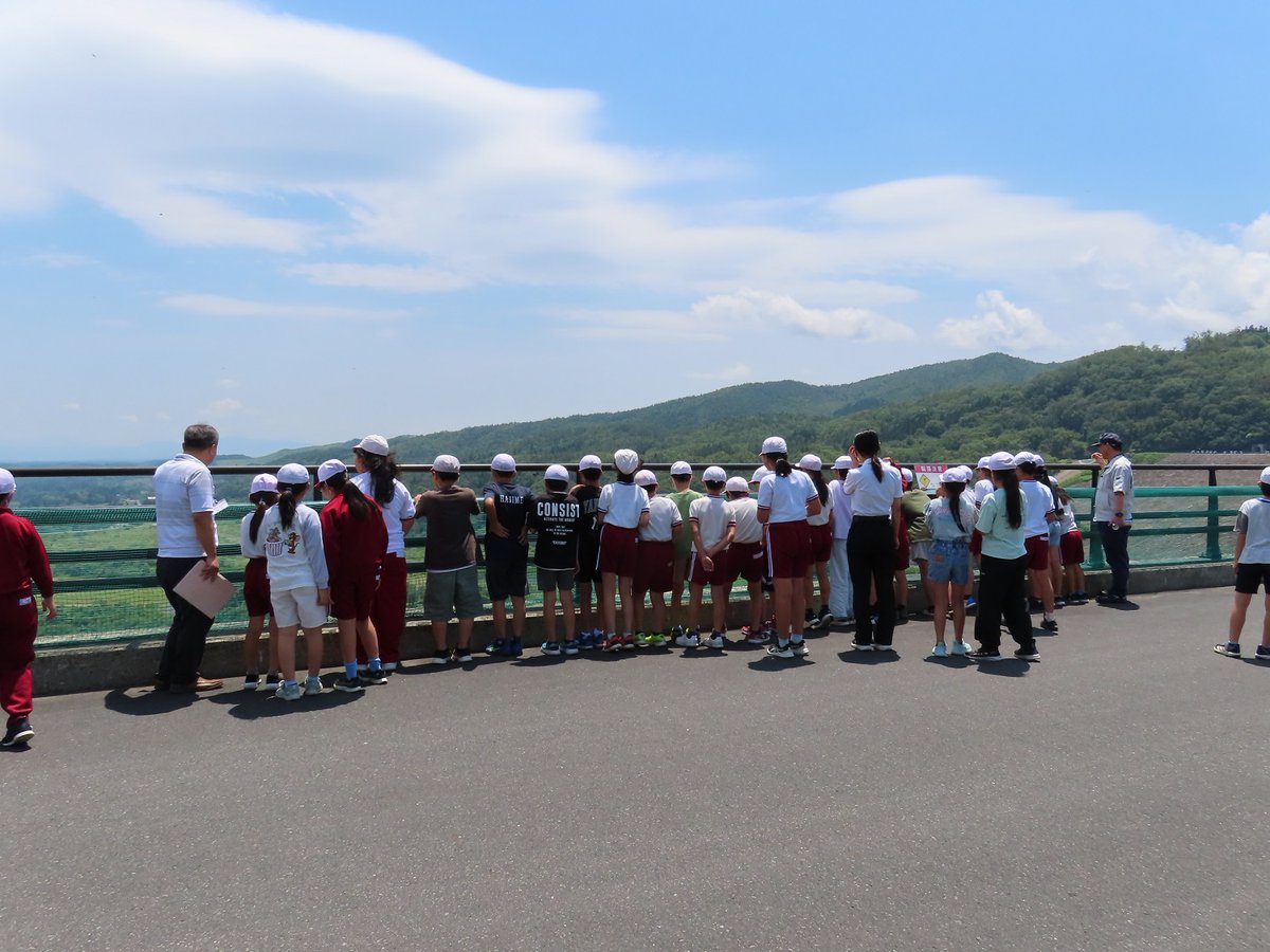 mlit_kitakato's tweet photo. 奧州市立岩谷堂小学校4年生の皆さんが #胆沢ダム 見学に訪れました。
6月29日と6月30日の2日間で3組に分かれて、展示室とダム天端を見学しました。
クイズコーナーでは、「1番」「2番」と元気に手を挙げる姿が見られました。
#奧州湖 https://t.co/9LHIaZavaF