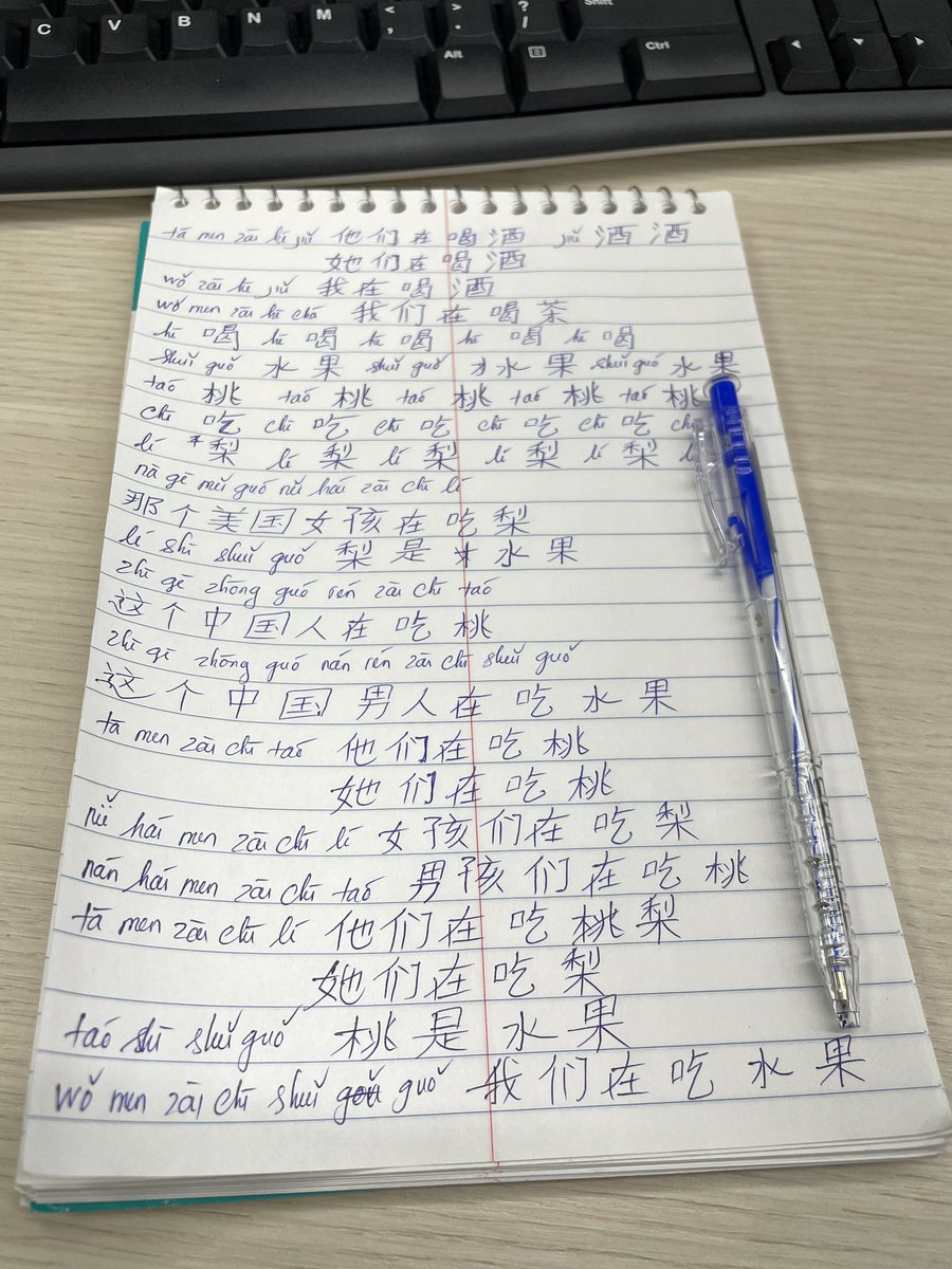 ledungute's tweet photo. Ngày thứ 8 học tiếng Trung từ con số 0

Năm 2016, tui vào làm việc cho một công ty Mỹ, mọi thứ đều rất tốt.

Lương ổn, môi trường chuyên nghiệp, đồng nghiệp hoà đồng vui vẻ, công việc không áp lực…

Tui từng nghĩ là sẽ làm ở đây đến hết đời.

Sự thoải mái dần làm tui mất đi động lực học tập và phát triển bản thân.

Ngoài thời gian làm việc ra, thậm chí trong cả thời gian làm việc, tui tìm nhiều cách giải trí.

Tui chìm đắm trong youtube , đọc truyện tu tiên, đánh cầu lông, đánh bida….mọi thứ đều là giải trí.

Còn tiếp….