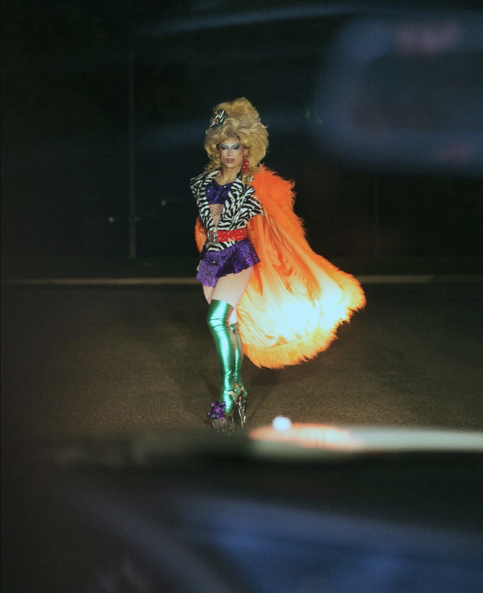 Drag_Crave's tweet photo. La Harpie looks incredible in her Entrance look for Drag Race France season 4. https://t.co/tr3pkfJnLJ