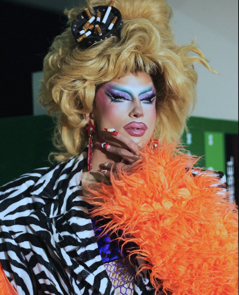 Drag_Crave's tweet photo. La Harpie looks incredible in her Entrance look for Drag Race France season 4. https://t.co/tr3pkfJnLJ