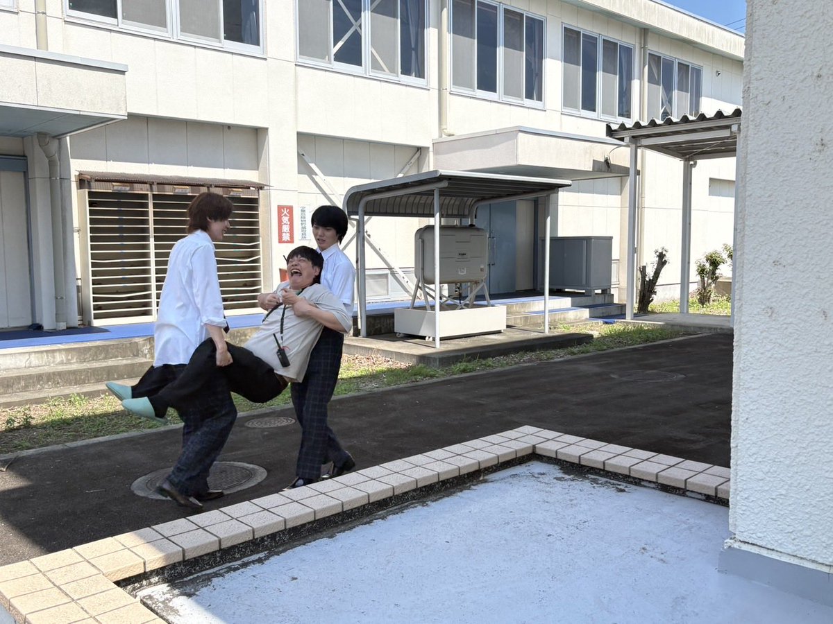 nuralipyon's tweet photo. 仮ノ現よりオマケ②

写真は「陽キャ集団の劇中制服を勝手に着てゲンジブのアリーナツアーに行った事がバレて、主演の2人に体育館裏に連れて行かれる」の図です。

#原因は自分にある
#陽キャ集団
#小泉光咲
#四坂亮翔
#アットホームな職場です https://t.co/aijDW61I4A