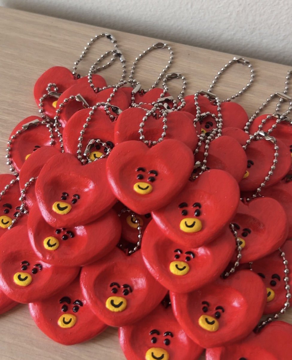 P34413's tweet photo. มาอัปเดต Giveaway ค่าา 💜

ตอนนี้กองทัพน้อง TATA เสร็จเรียบร้อยแล้ว 🥹✨

ตั้งใจทำทุกชิ้นมาก ๆ ใช้เวลาปั้นทีละอันเลย แอบปวดหลังนิดหน่อย 😂 แต่พอเห็นน้อง ๆ เรียงกันแล้วหายเหนื่อยเลย

หวังว่าทุกคนจะชอบนะคะ แล้วเจอกันที่คอนน 💜

#BTS_WORLDTOUR_BANGKOK https://t.co/qerHq9RnRi