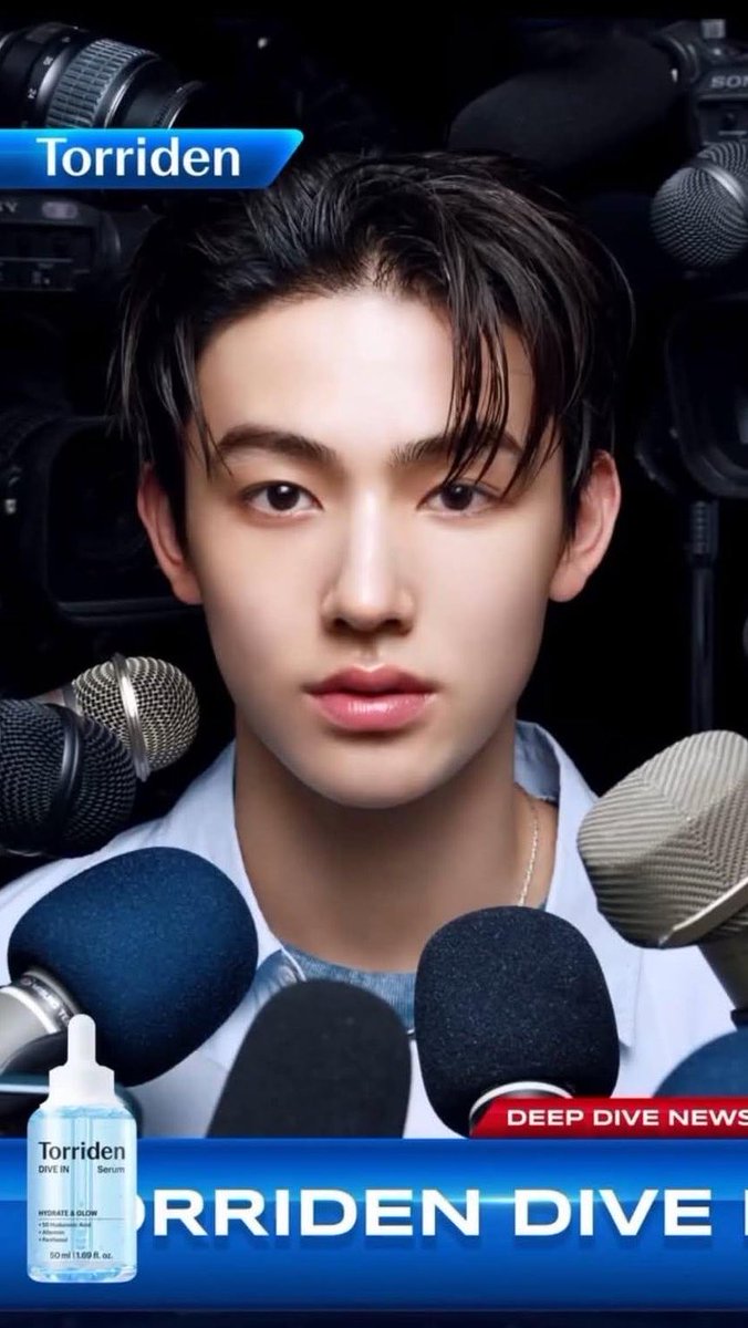 Hoonifiey's tweet photo. Seribu satu ide AU by Fiey
— #Hyeonkeon 

KIERA adalah seorang reporter investigasi yang selama tiga tahun terakhir memburu satu nama: [ SETH ] — aktor paling dicintai seantero negeri dengan citra sempurna yang tak pernah retak. 

Di balik sorotan kamera, Kiera yakin Seth adalah dalang dari serangkaian kejahatan yang tak pernah berhasil disentuh hukum. Setiap artikel yang ia terbitkan selalu menjadi langkah lain untuk menjatuhkan Seth, sementara setiap pertemuan mereka berubah menjadi adu kecerdasan yang tak pernah menghasilkan pemenang.

Namun aneh, Seth tak pernah berusaha membungkam Kiera. Sebaliknya, ia selalu muncul beberapa detik sebelum bahaya datang, seolah melindungi orang yang paling ingin menghancurkannya.

Hingga suatu malam, saat Kiera akhirnya menemukan bukti yang cukup untuk menghancurkan karier Seth, sang selebritas itu hanya tersenyum dan berkata,

"Kalau memang kau ingin menghancurkan hidupku... Tulislah aku seindah mungkin, Kiera"