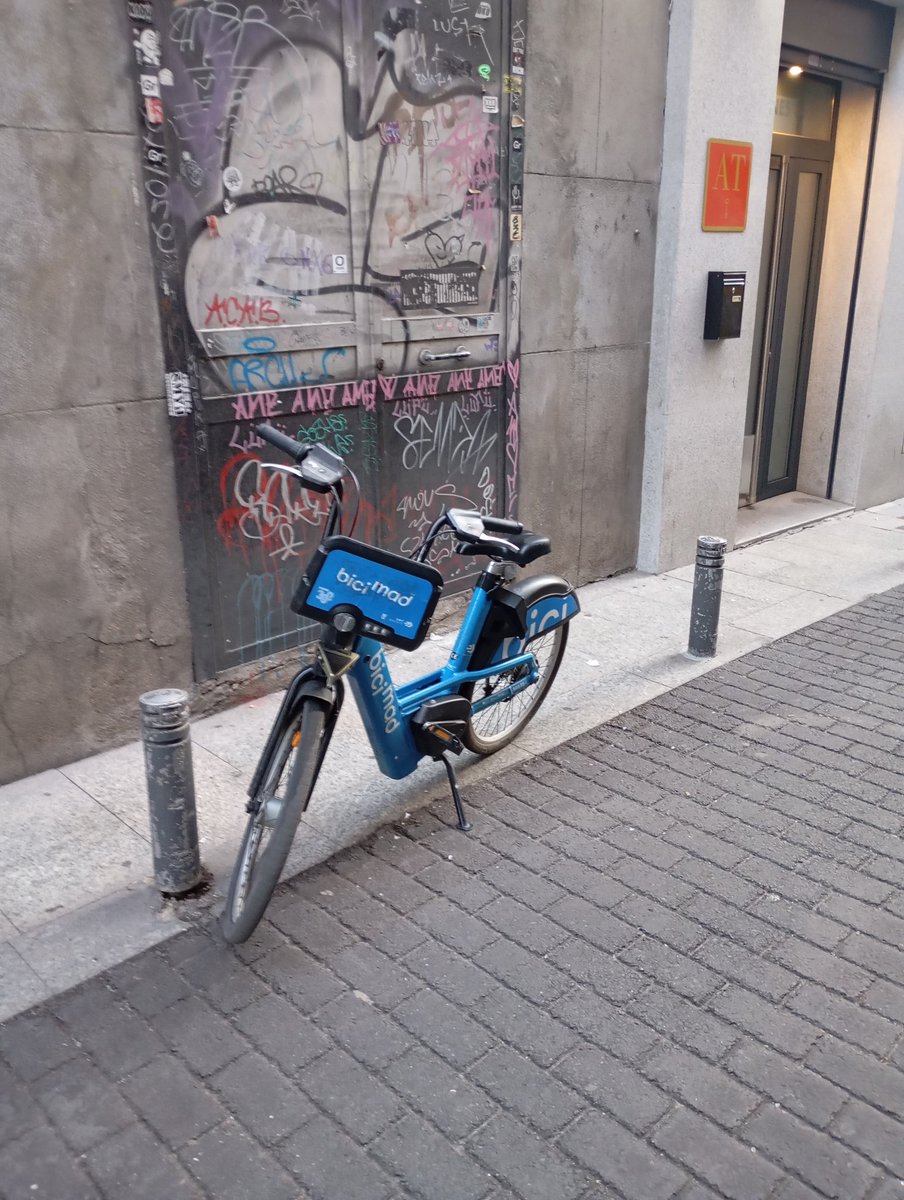 Nivel_8's tweet photo. @bicimad Bici 101717 abandonada en la calle Jardines, n. 15 https://t.co/bs1LmTEThn