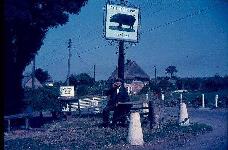 GBbooze's tweet photo. Barnsole Road, Staple, Kent.
#PubSignThursday 🍻 #Cheers 🍺 https://t.co/qYZeL77nbc