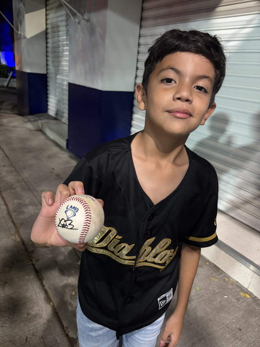 mauregui's tweet photo. Thank you so much for always taking a minute to please your fans @BauerOutage @AgentRachelLuba #Olmecas #diablos https://t.co/FUbd5cHRJu