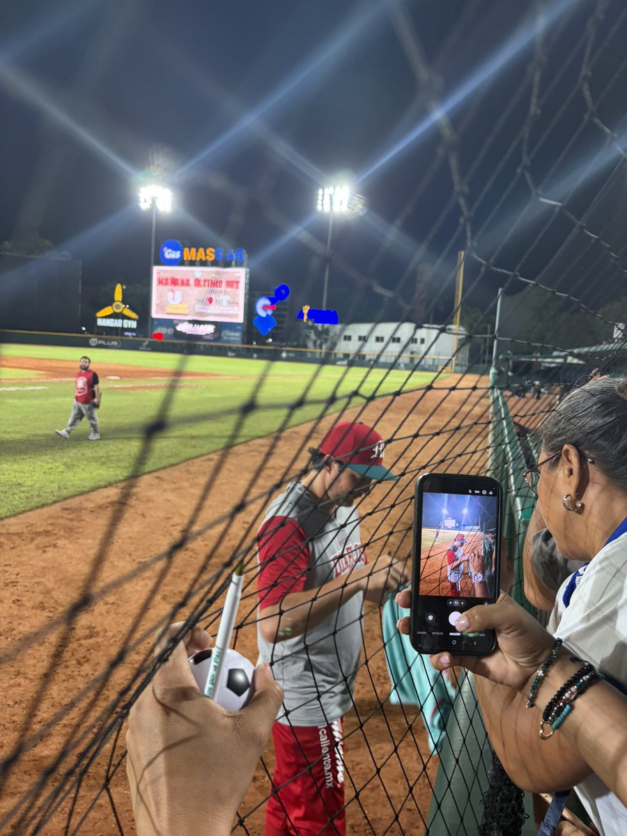 mauregui's tweet photo. Thank you so much for always taking a minute to please your fans @BauerOutage @AgentRachelLuba #Olmecas #diablos https://t.co/FUbd5cHRJu