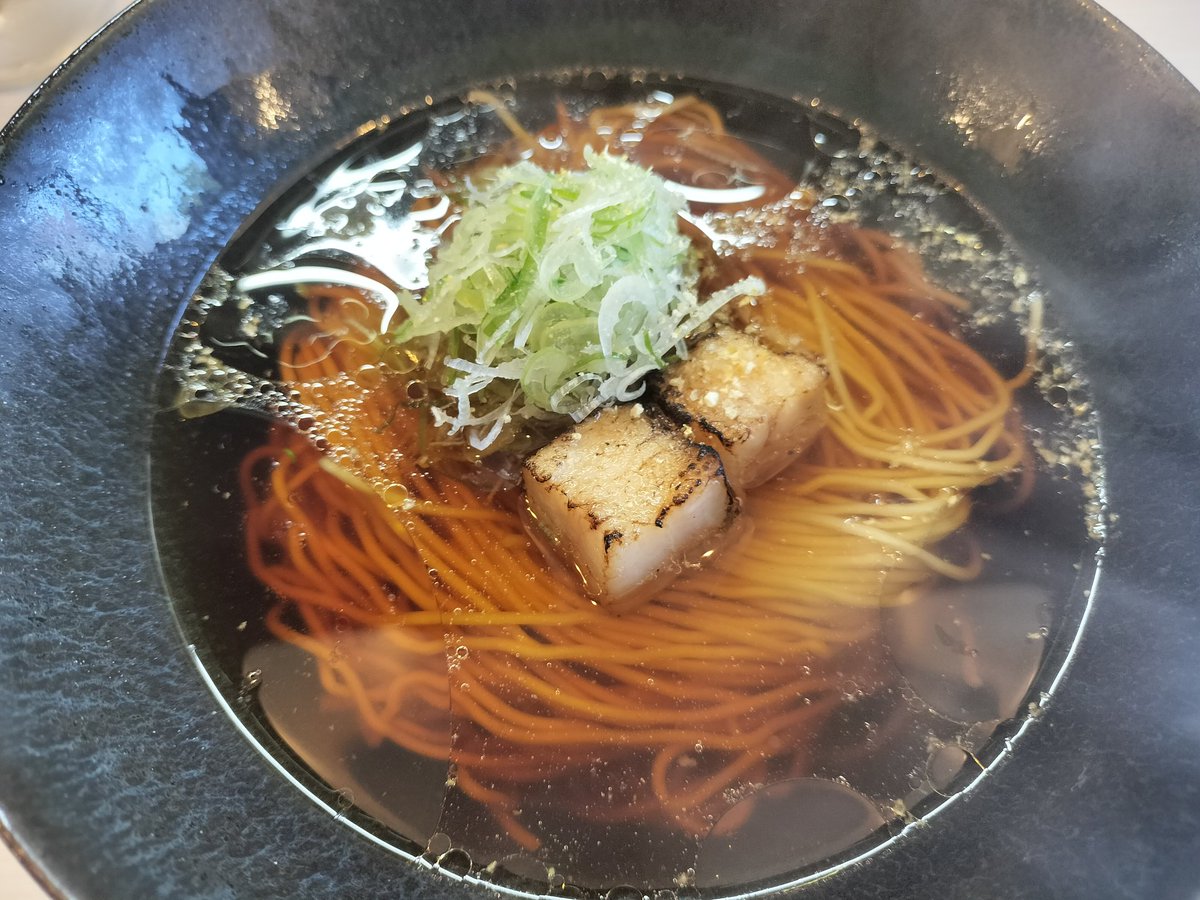 yx38yh's tweet photo. 新規開店の
らーめん岩さき@根岸町で醤油ラーメンを喰らう🍜

ワンオペで 平日11時から14時だけの敷居高い営業時間にらーめんは醤油と塩のみ 大盛りなし トッピングなし 1杯1000円 現金前払い めっちゃシンプルな営業スタイル 場所は
長谷川家→志どう→ Ramen Kz の跡地 
次はメインの塩だな
 ゴチ😋 https://t.co/CYq83Phtqw