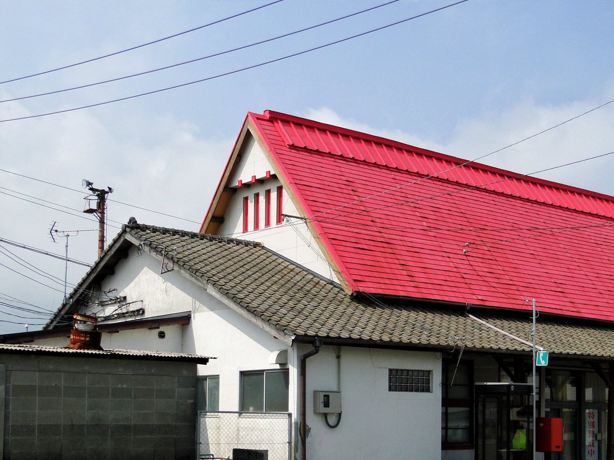 fukupedia18's tweet photo. まず一つは橿原神宮前駅（1939・S14）。
勾配の異なる切妻屋根を重ねた外観、大きな神社の最寄り駅という立地、そして戦時中の建築……類似点ばかりです。
紀元2600年を記念して「建国の地」に建てられた駅舎だけに、数年後に完成した宮地駅の設計者も少なからず影響を受けたのではないでしょうか。 https://t.co/qvcFTHBYXR