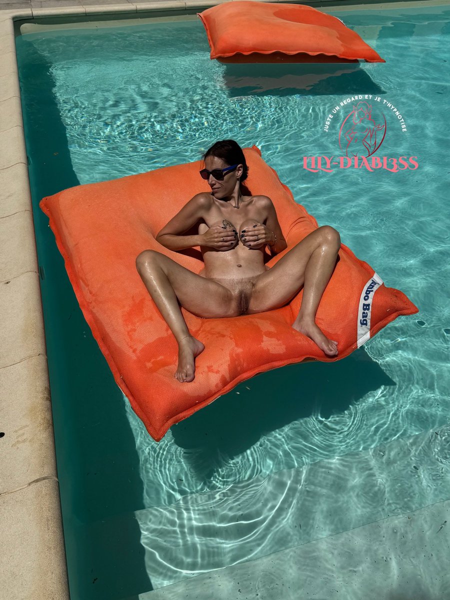 diabl3ss's tweet photo. ☀️ Jeudi au bord de la piscine… et toi, tu es prêt pour le #JeudiPussy ? 😈🌊
Les jambes bien ouvertes, rien de mieux qu’un bon bain de soleil sur mon flotteur…
Qui veut venir me rejoindre ? 💦
#JeudiPussy #PussyThursday #NSFW #Nude #Exhib #PoolVibes #HotGirlSummer https://t.co/T3GvJItCkY