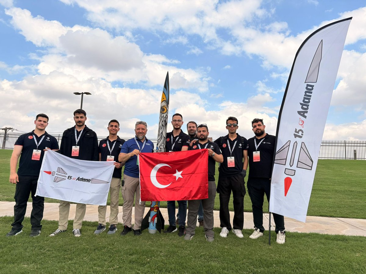 cukurovaedutr's tweet photo. 1.5 Adana Roket Takımı, dünyanın en prestijli üniversiteler arası roket yarışmalarından biri olan IREC 2026 (International Rocket Engineering Competition)’da önemli bir başarıya imza attı. Takım, 141 takım arasından hedef irtifayı %99,92 doğrulukla tahmin ederek James Barrowman Award (Uçuş Tahmini Doğruluk Ödülü) kategorisinde ikincilik ödülünün sahibi oldu.

Yarışma öncesinde takım tarafından yapılan uçuş performansı tahminleri ile uçuş sırasında elde edilen gerçek veriler arasında oldukça yüksek bir uyum sağlandı. Bu sonuç, tasarım sürecinde gerçekleştirilen mühendislik analizleri, hesaplamalar ve simülasyon çalışmalarının uçuş performansını yüksek doğrulukla öngörebildiğini gösterdi.

Tamamı Çukurova Üniversitesi öğrencilerinden oluşan 1.5 Adana Roket Takımı, yarışma boyunca yürüttüğü mühendislik çalışmalarıyla uluslararası rakipleri arasında öne çıkarken, elde edilen derece öğrencilerin teorik bilgilerini tasarım, analiz, üretim, test ve uçuş süreçlerine başarıyla aktarabildiğini gösterdi.

Çukurova Üniversitesi olarak, uluslararası arenada ülkemizi ve üniversitemizi başarıyla temsil eden takım üyelerini, akademik danışmanlarını ve projeye katkı sunan tüm paydaşları tebrik ediyor, başarılarının devamını diliyoruz.