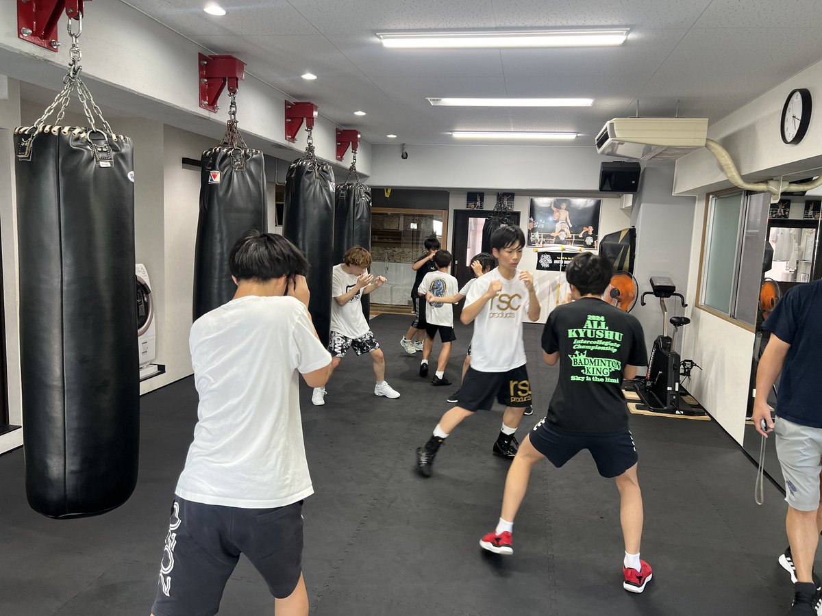 MutoStaff's tweet photo. 今日の17:00〜は子供たちがいっぱいでした🥊活気あるジム！
いいですね👏
夏休みボクシングスクール募集中！
#六島ボクシングジム https://t.co/RdJIvsgbko