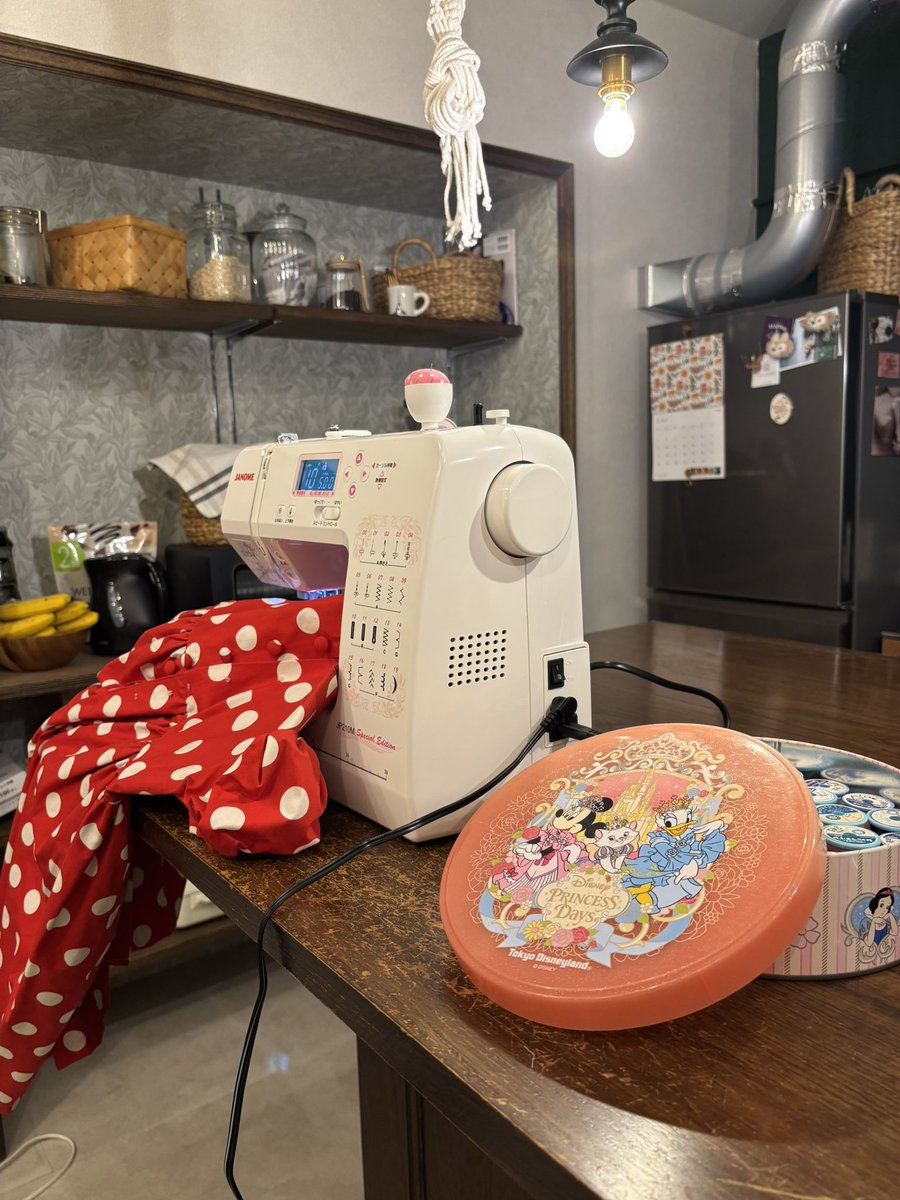 zeroreno_pr's tweet photo. お譲り先が決まったのにボタンホール空けてなかったので、9年越しに仕上げる！
糸がたくさん入って長年使ってる缶、2005〜2006年のイベントで、時の流れが恐ろしい。 https://t.co/eXBkOM23Cz