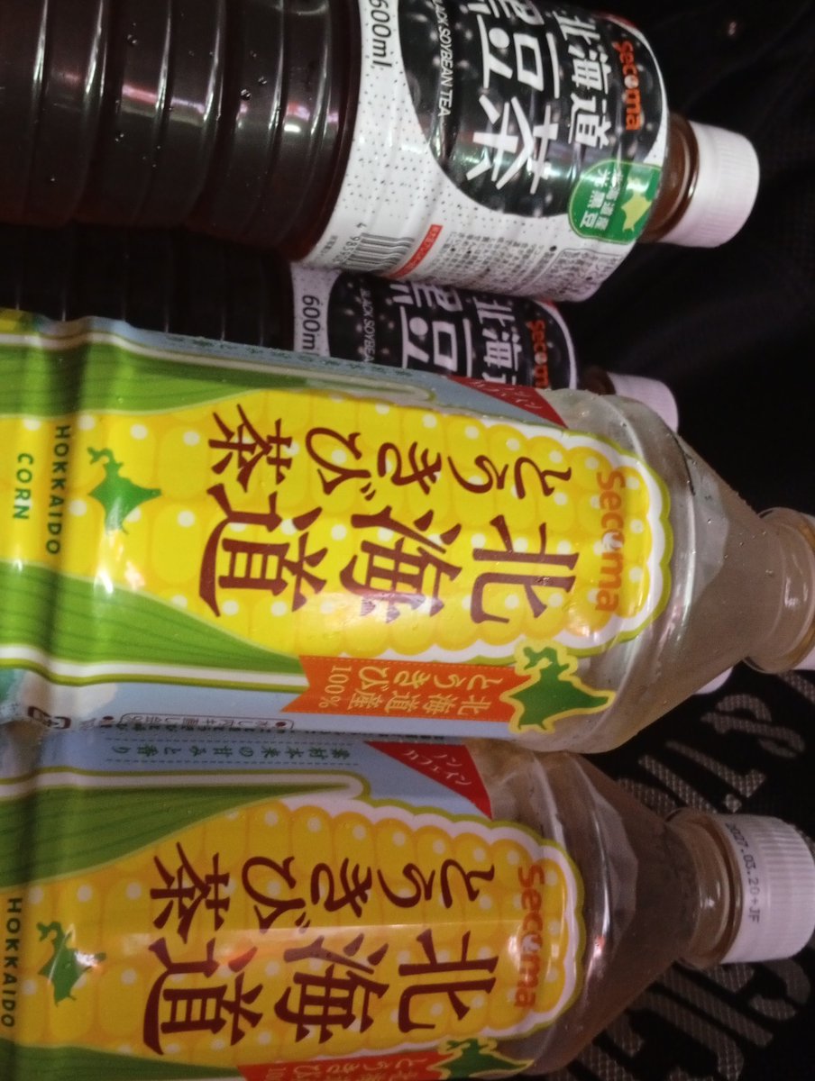 Seshigaraya's tweet photo. そして草加マルエー店立ち寄り

セコマブランドの「黒豆茶」と「とうきび茶」
今年は私の好みの飲料揃い踏み
良き事哉 https://t.co/7xcV54uXkn