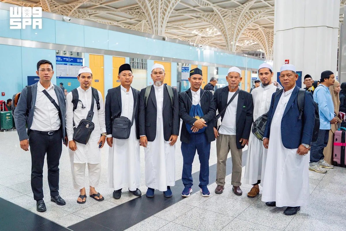SaudiNewsFR's tweet photo. 🇸🇦 Le premier groupe de pèlerins, bénéficiaires du programme d’accueil des invités du Roi Salman pour l’année 1448 de l'Hégire, est arrivé afin d’accomplir la #Omra.

Le groupe était composé de 250 pèlerins, hommes et femmes, arrivés à Al #Madinah 🕌 en provenance de 16 pays asiatiques.