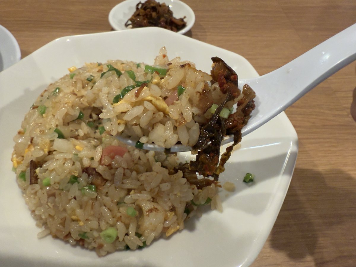 Master_ONLYONE's tweet photo. 久しぶりの夜ラー活🍜
最近濃い目が好き
焼き飯も大好きなパラパラ系に「しっかり」辛い辛子高菜を乗せて大満足
大変美味しゅうございました🙏 https://t.co/olcwqGdgoB