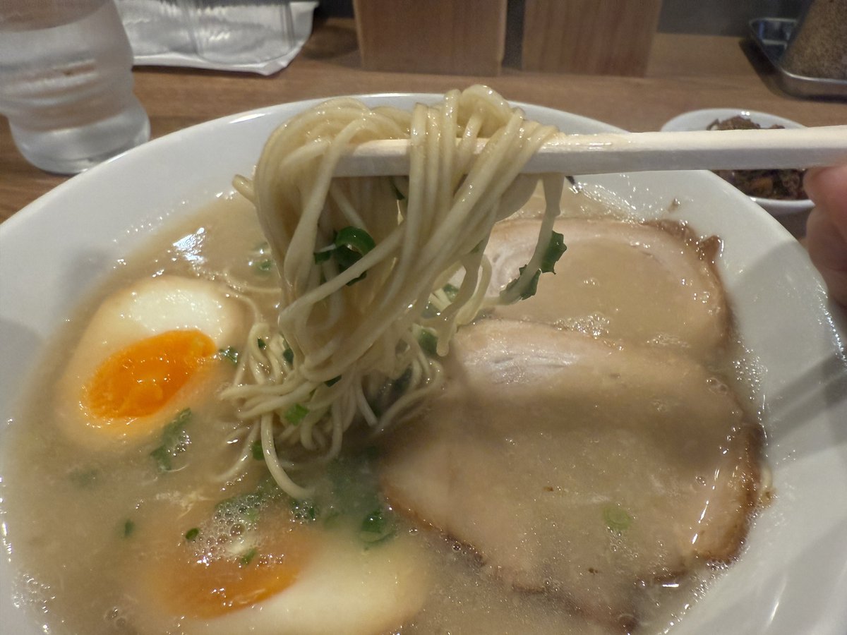 Master_ONLYONE's tweet photo. 久しぶりの夜ラー活🍜
最近濃い目が好き
焼き飯も大好きなパラパラ系に「しっかり」辛い辛子高菜を乗せて大満足
大変美味しゅうございました🙏 https://t.co/olcwqGdgoB