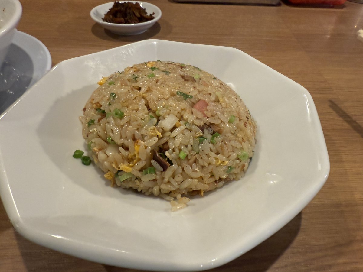 Master_ONLYONE's tweet photo. 久しぶりの夜ラー活🍜
最近濃い目が好き
焼き飯も大好きなパラパラ系に「しっかり」辛い辛子高菜を乗せて大満足
大変美味しゅうございました🙏 https://t.co/olcwqGdgoB