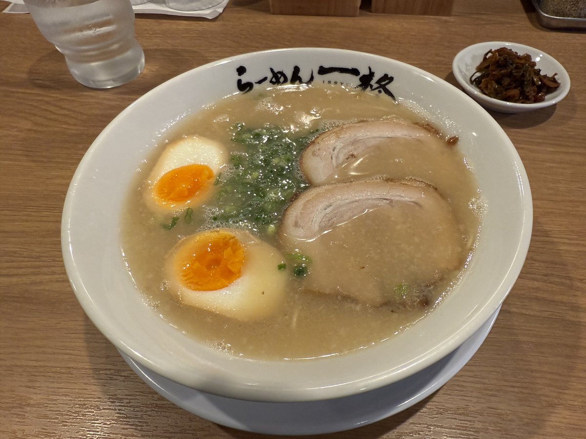 Master_ONLYONE's tweet photo. 久しぶりの夜ラー活🍜
最近濃い目が好き
焼き飯も大好きなパラパラ系に「しっかり」辛い辛子高菜を乗せて大満足
大変美味しゅうございました🙏 https://t.co/olcwqGdgoB