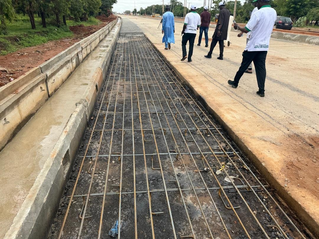 jarmari01's tweet photo. Day 4 of Gani Ya Kori Ji Tour: Kaduna Western Bypass Takes Shape Under President Tinubu's Renewed Hope Agenda. 

Day 4 of the Gani Ya Kori Ji Tour continues under the leadership of the Senior Special Assistant to the President on Media and Public Enlightenment, Mallam Abdulaziz Abdulaziz (@Abdulfagge). 

Today, our first stop is the Kaduna Western Bypass Project, one of the key road infrastructure projects aimed at improving transportation, easing traffic congestion, and enhancing economic activities in Kaduna State and the wider Northern region.

Although the project received approval in 2021, it was unable to commence due to several challenges. However, following the assumption of office by President Bola Ahmed Tinubu in 2023, the project gained renewed momentum, with construction work now progressing steadily under the Renewed Hope Agenda.

When completed, the Kaduna Western Bypass will significantly reduce travel time for motorists, divert heavy-duty vehicles away from the city centre, improve road safety, and facilitate the efficient movement of people and goods. The project is also creating employment opportunities for engineers, artisans, drivers, suppliers, and other workers directly involved in its construction, while stimulating economic activities in surrounding communities.

The project is expected to be completed by December 2026, marking another major milestone in the Federal Government's commitment to modernising critical infrastructure across Northern Nigeria.

Indeed, the people of Northern Nigeria are witnessing the tangible impact of the Renewed Hope Agenda as strategic infrastructure projects that were once delayed are now progressing steadily under the leadership of President Bola Ahmed Tinubu.