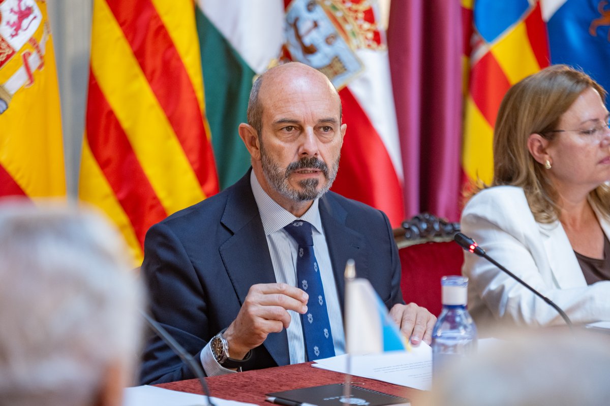 Senadoesp's tweet photo. 🏛️ El presidente del Senado, Pedro Rollán, ha recibido a los miembros de la Conferencia de Presidencias de Parlamentos Autonómicos (@Coprepa) que han celebrado una sesión de trabajo en el Salón de Pasos Perdidos de la Cámara Alta.

📰 Noticia: https://t.co/Rv9E9wy3QB https://t.co/fgFXd3tSQf