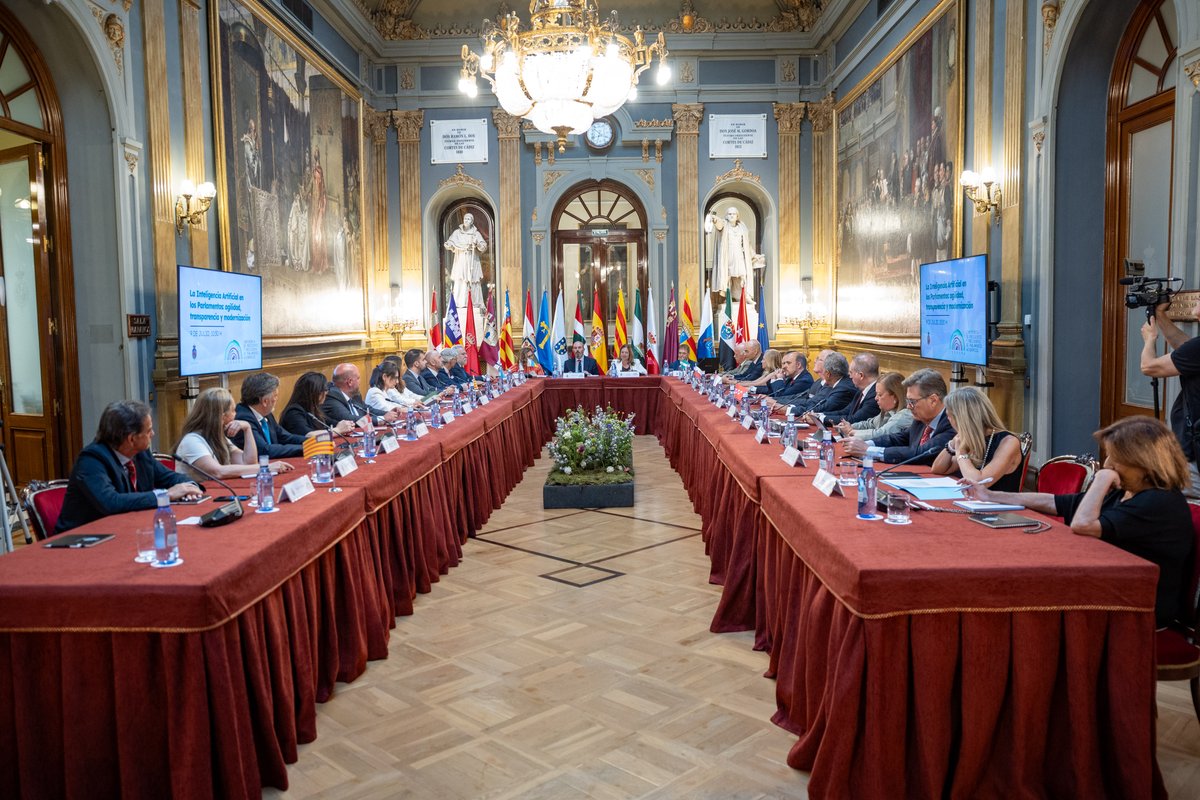 Senadoesp's tweet photo. 🏛️ El presidente del Senado, Pedro Rollán, ha recibido a los miembros de la Conferencia de Presidencias de Parlamentos Autonómicos (@Coprepa) que han celebrado una sesión de trabajo en el Salón de Pasos Perdidos de la Cámara Alta.

📰 Noticia: https://t.co/Rv9E9wy3QB https://t.co/fgFXd3tSQf
