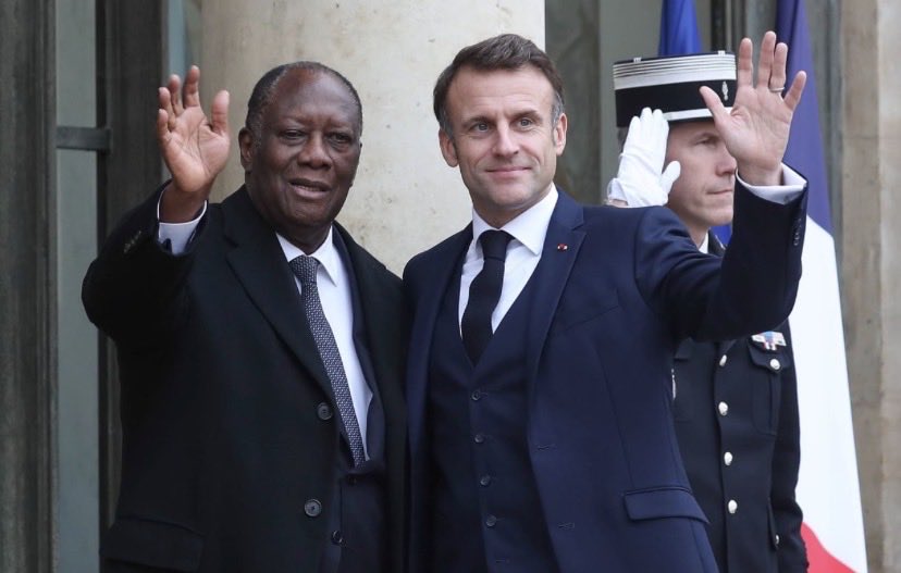 Renardpaty's tweet photo. Epstein a joué un rôle d'intermédiaire secret pour négocier un accord de sécurité et de surveillance de masse entre Israël et la Côte d'Ivoire. 

Cette révélation provient de la publication massive de plus de trois millions de pages de documents par le Département de la Justice américain (DOJ). Ces archives dévoilent les coulisses des activités politiques et d'espionnage d'Epstein à l'international. 

Le rôle de facilitateur d'Epstein:

Les documents révèlent qu'Epstein travaillait en étroite collaboration avec Ehud Barak, l'ancien ministre israélien de la Défense et Premier ministre. 

Mise en relation : Ehud Barak a utilisé le réseau d'Epstein pour entrer en contact direct avec le président ivoirien, Alassane Ouattara, juste après une tentative de coup d'État en Côte d'Ivoire. 

Rencontres secrètes : Pendant que les canaux officiels se parlaient, Epstein recevait en secret des membres de la famille de Ouattara et des proches du pouvoir ivoirien dans son appartement à New York. 

Ce que prévoyait l'accord:

Le but de cette collaboration était de vendre des technologies militaires et d'espionnage israéliennes à la Côte d'Ivoire. Les propositions comprenaient : 

Un système d'interception globale (SIGINT) pour surveiller les téléphones, les satellites, Internet et les cybercafés.

La création d'un centre de surveillance mobile.

Des formations pour l'armée et du conseil militaire stratégique. 

Pour masquer la nature ultra-sécuritaire de la visite d'Ehud Barak à Abidjan en 2013, les négociateurs ont utilisé le faux prétexte humanitaire de la construction d'un hôpital. 

L'aboutissement en 2014:

Même si le gouvernement ivoirien a d'abord hésité à cause du prix très élevé (une offre initiale de 150 millions de dollars), les discussions menées par Epstein ont fonctionné. 

En 2014, la Côte d'Ivoire et Israël ont officiellement signé cet accord de sécurité intérieure et de défense. Par la suite, le pays a acheté des navires militaires, des blindés, mais aussi des logiciels espions très contestés comme Pegasus. 

Ces révélations montrent qu'en plus de ses crimes sexuels, Epstein pourrait avoir agi comme un intermédiaire d'élite (un "fixeur") pour le compte des réseaux de renseignement et de l'industrie de l'armement d'Israël.
