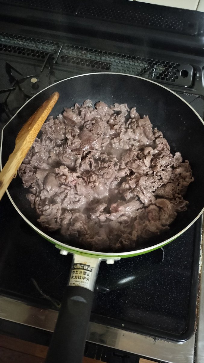 ako_live2's tweet photo. トマトを水分で野菜ゴロゴロ煮込んで、
肉は赤ワインで香り付け

そしてドーン！
カレー！！ https://t.co/pSFFvdqYZJ