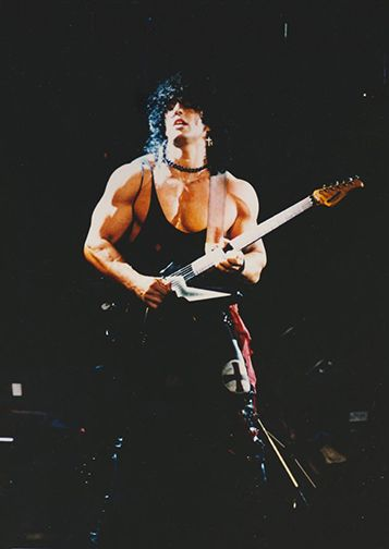 ZOMBIE_RITUAL_'s tweet photo. dont listen to alice cooper but i like that he had this comically huge ogre playing guitar for him. he makes that guitar look like a ukelele https://t.co/LO8NsJgQBc